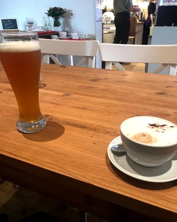 Gemusekiste und Kaffeekanne